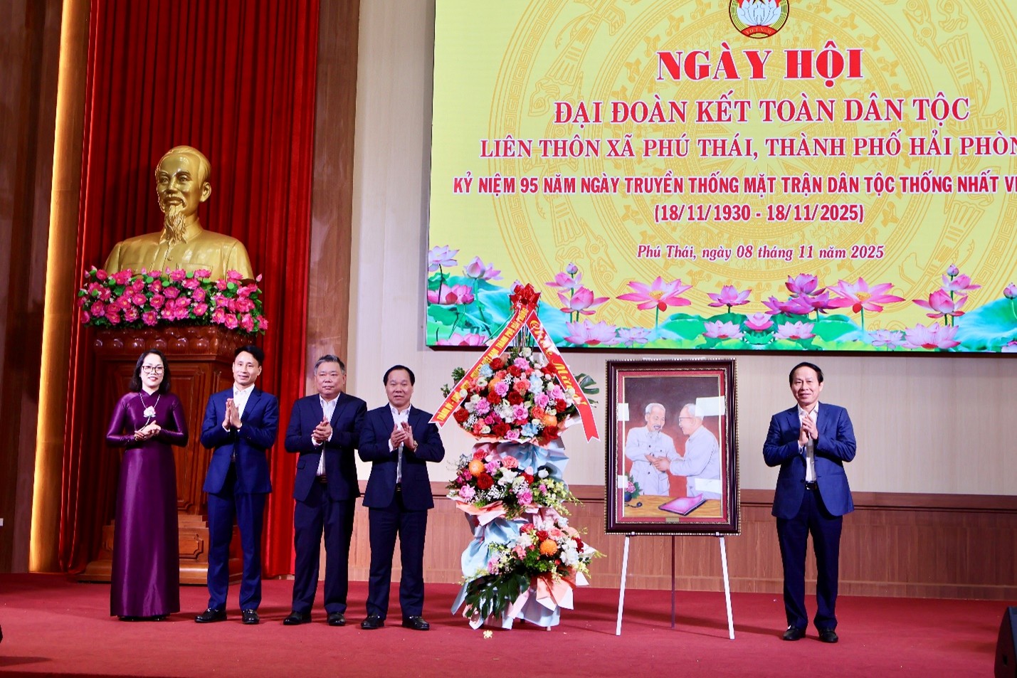 Bí thư Thành ủy dự Ngày hội Đại đoàn kết toàn dân tộc tại xã Phú Thái