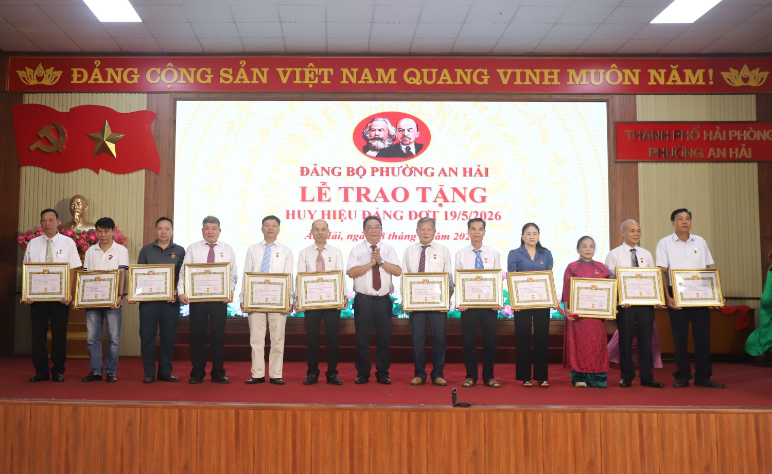 Đảng uỷ phường An Hải: Trao huy hiệu Đảng và quán triệt nghị quyết