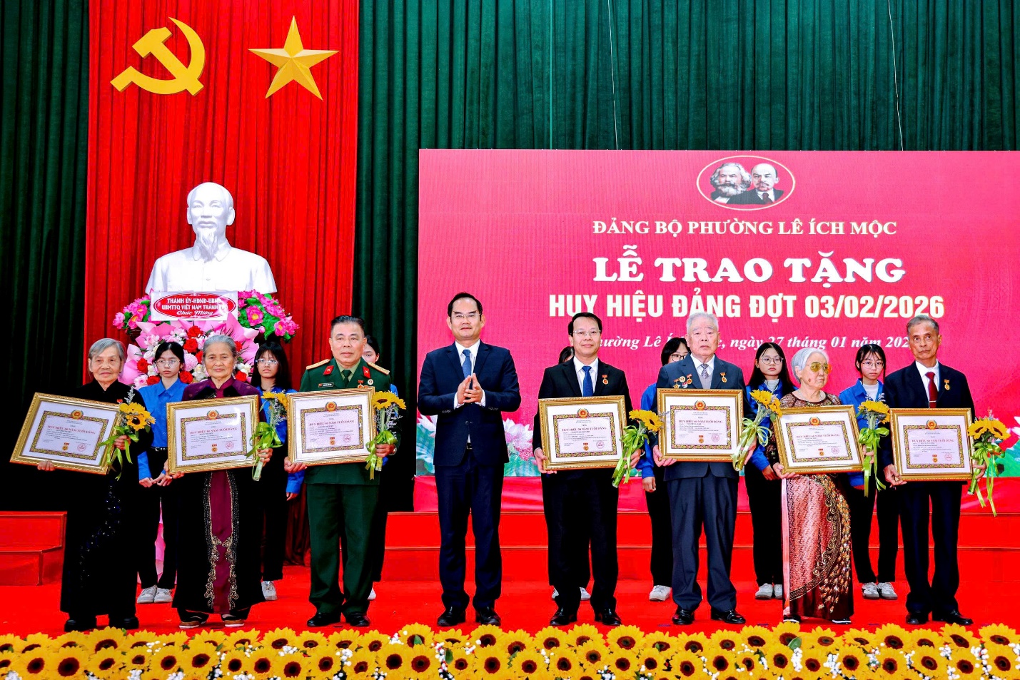 Đảng bộ phường Lê Ích Mộc kỷ niệm 96 năm Ngày thành lập Đảng và trao tặng Huy hiệu Đảng đợt 03/02