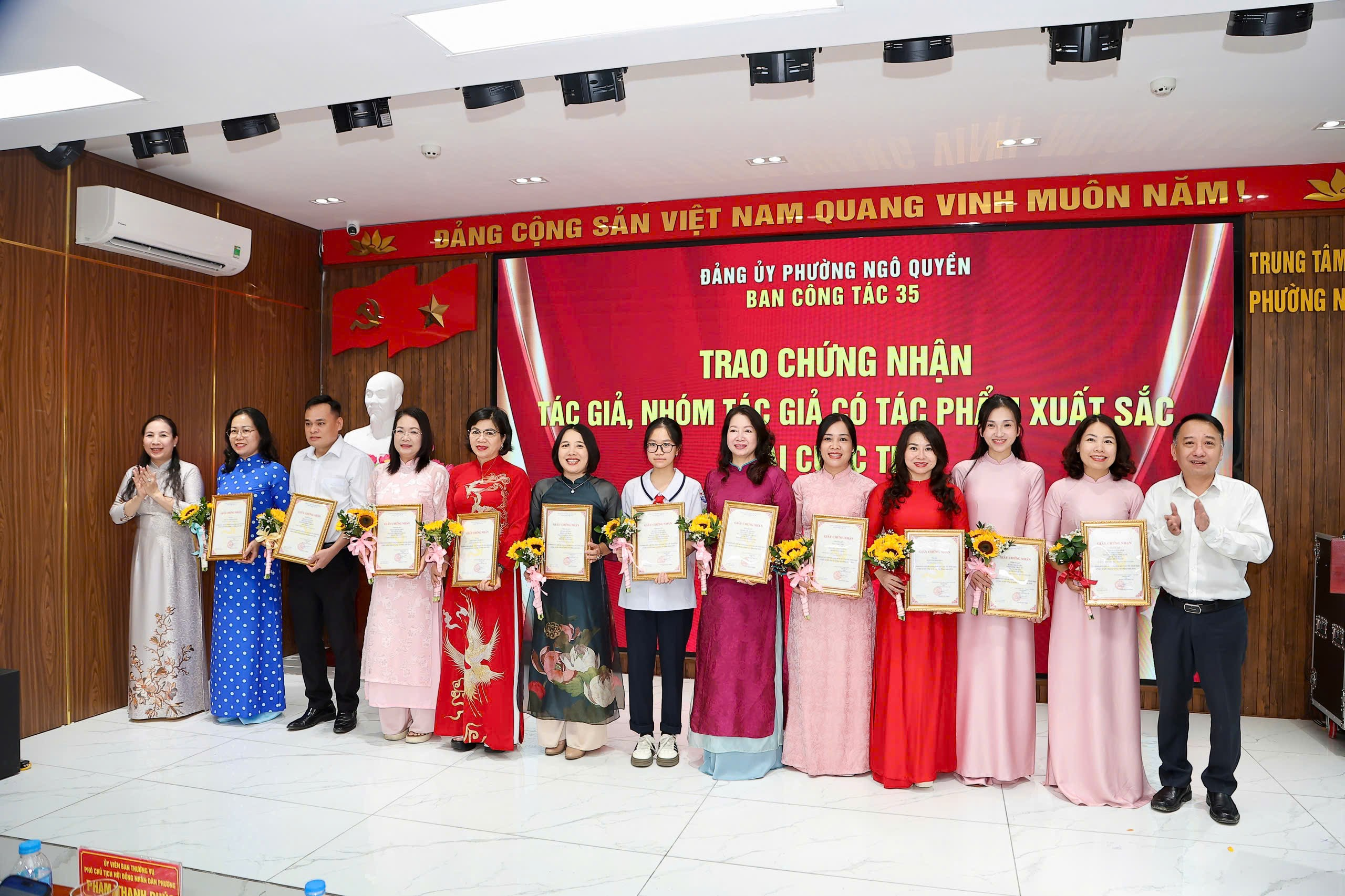 A group of people holding certificates

Description automatically generated