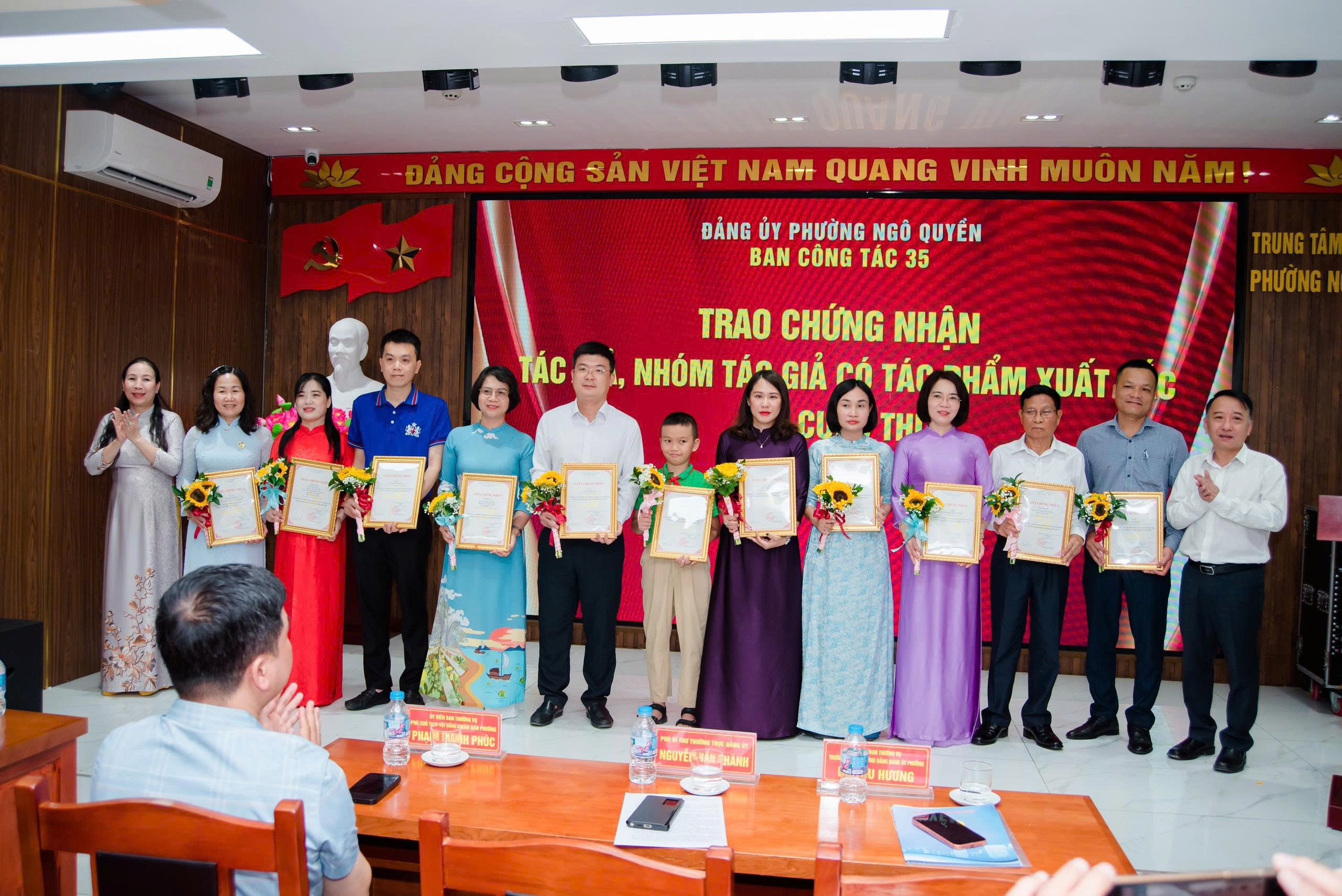 A group of people holding certificates

Description automatically generated