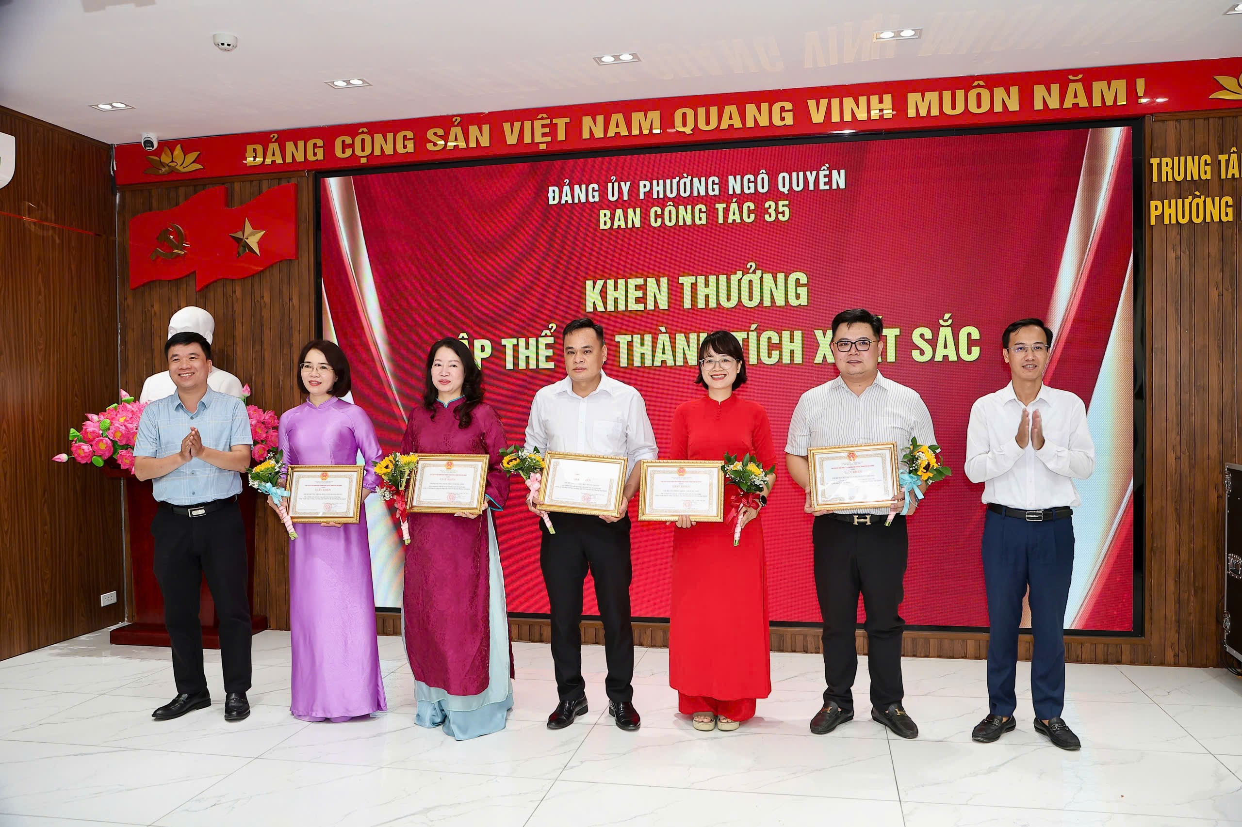 A group of people holding certificates

Description automatically generated