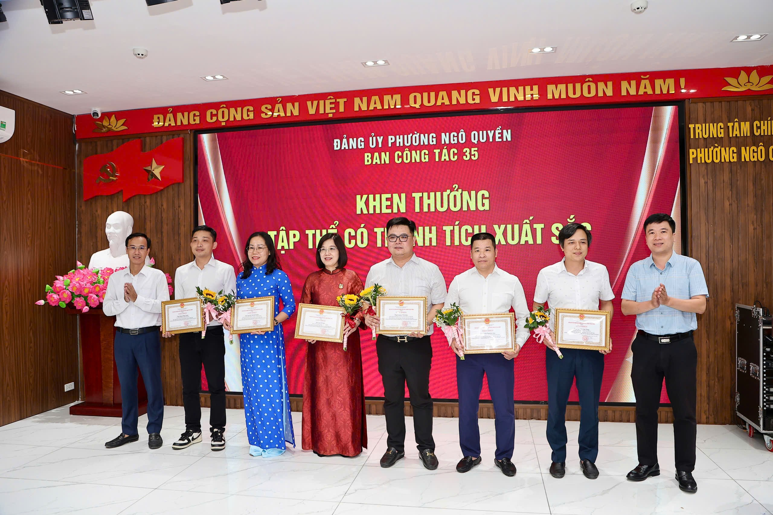 A group of people holding certificates

Description automatically generated